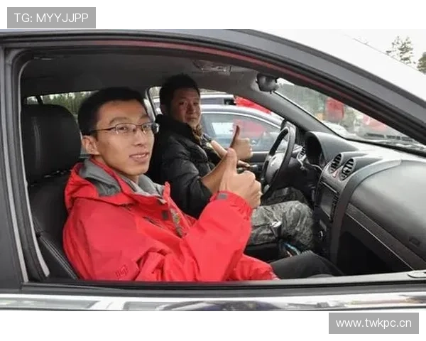 彭帅一现身就带着豪车队，普通人上班路都没这排面吧？